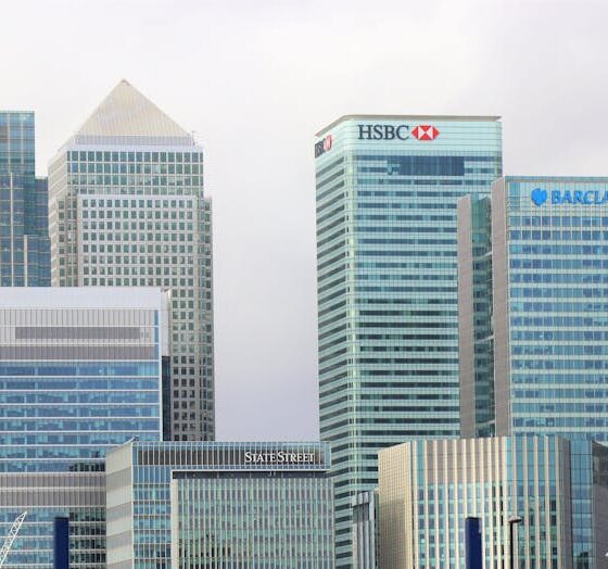 Modern skyline of Canary Wharf featuring iconic bank skyscrapers like HSBC and Barclays.